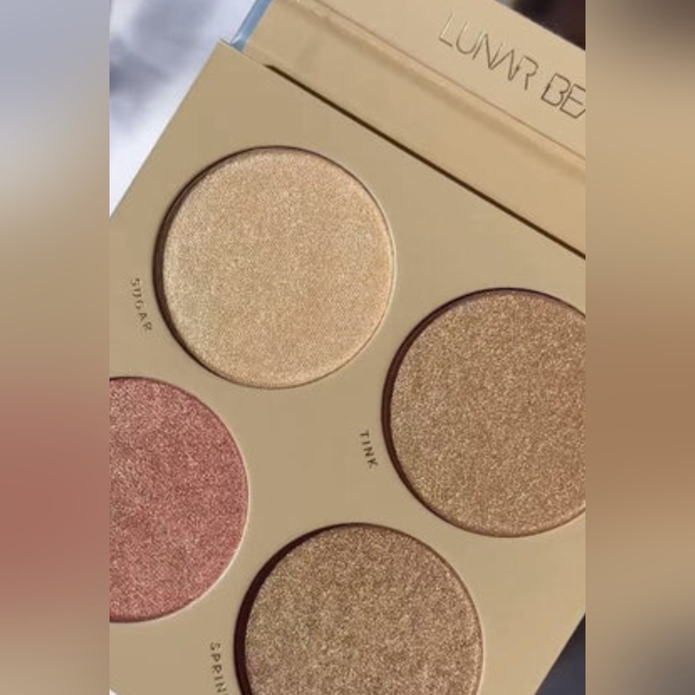 LUNAR BEAUTY Moonshroom Highlighter Palette
